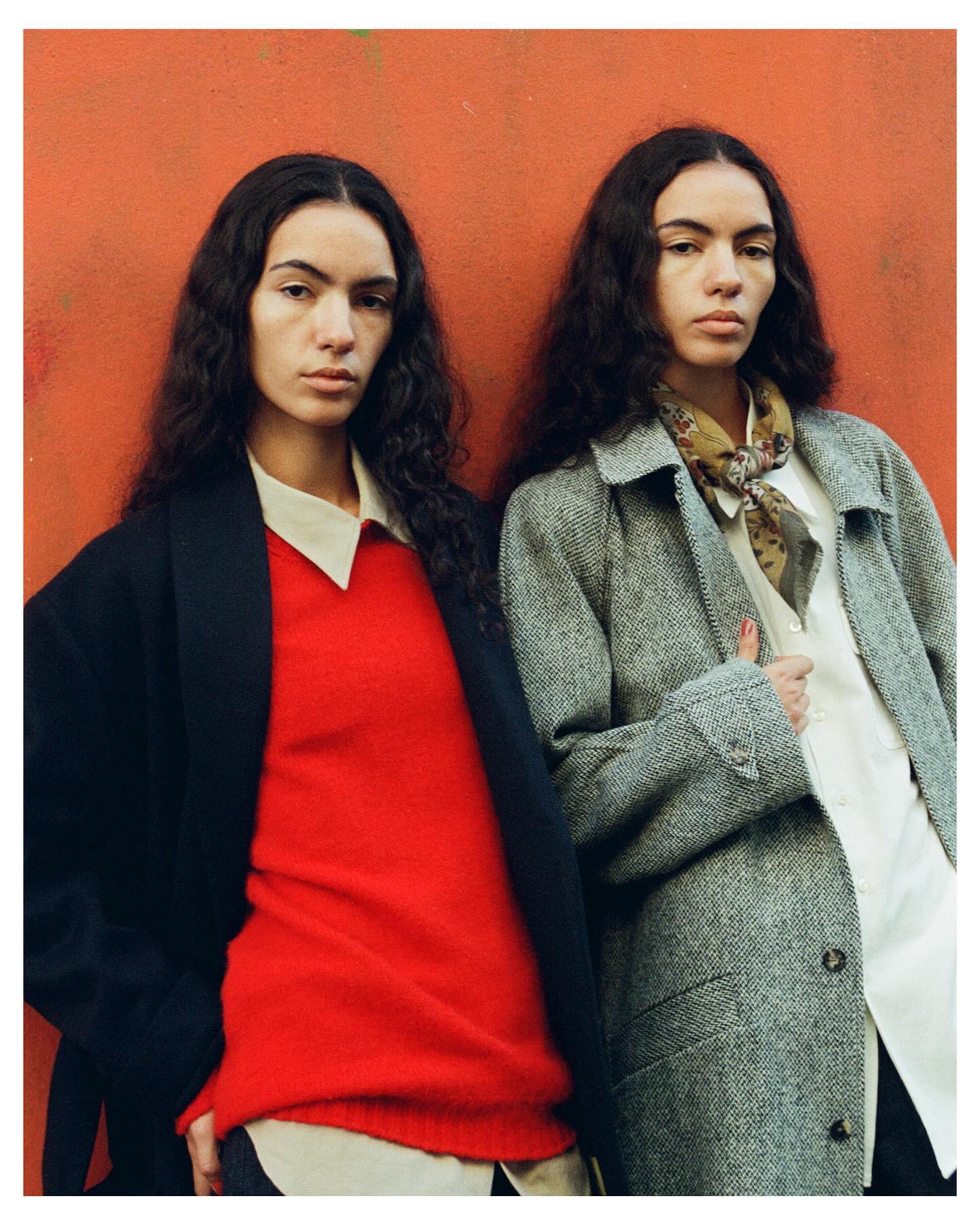 Photo Jumelles contre un mur