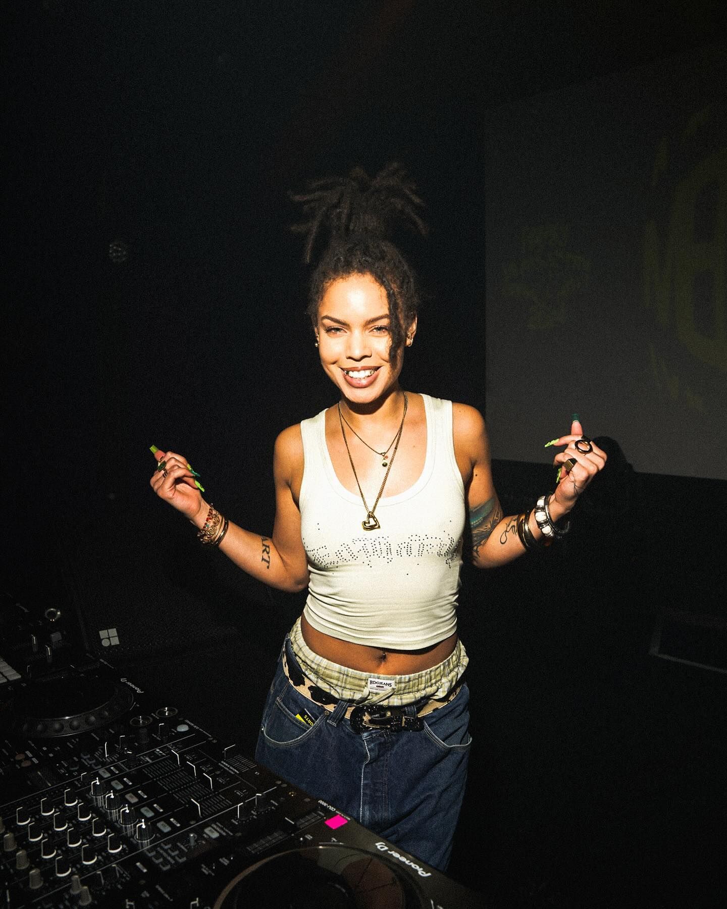 2-melissa-w-main-book-victor-talent-spotters