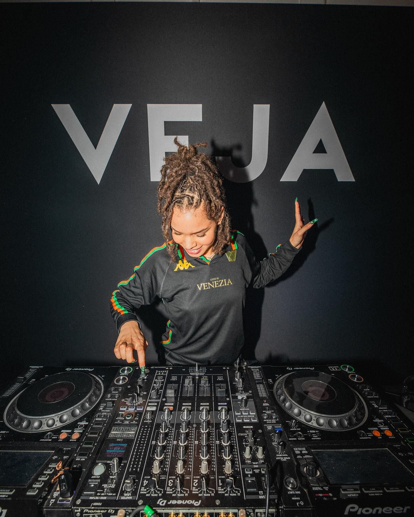 5-melissa-w-main-book-victor-talent-spotters