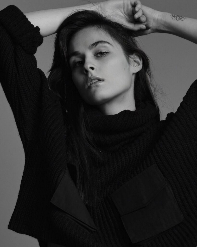 LAURA — photo 1