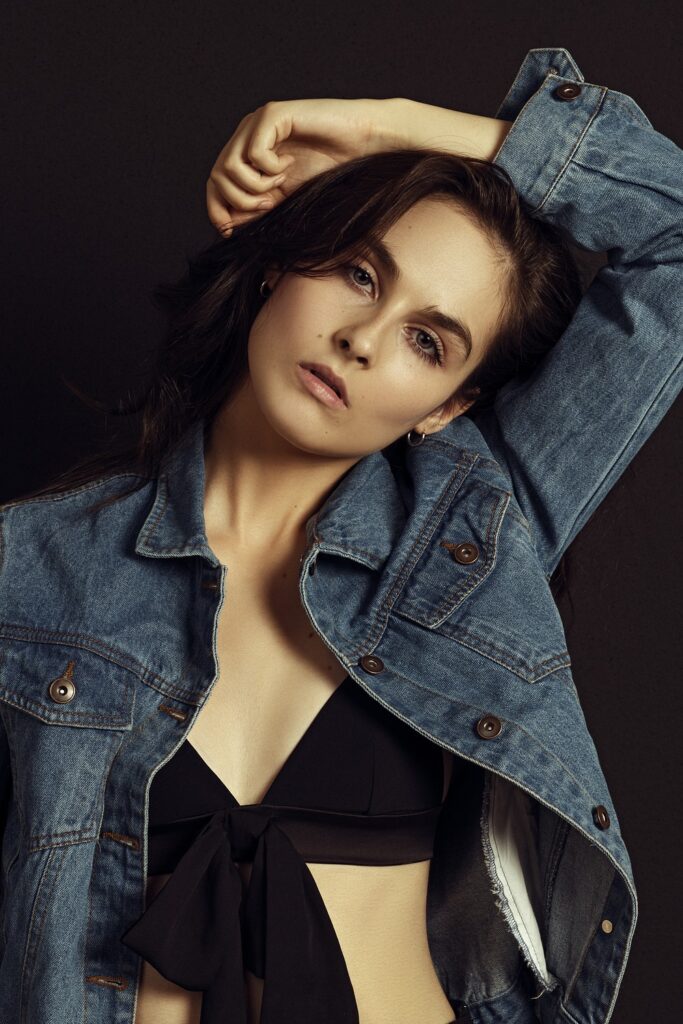 LAURA — photo 2